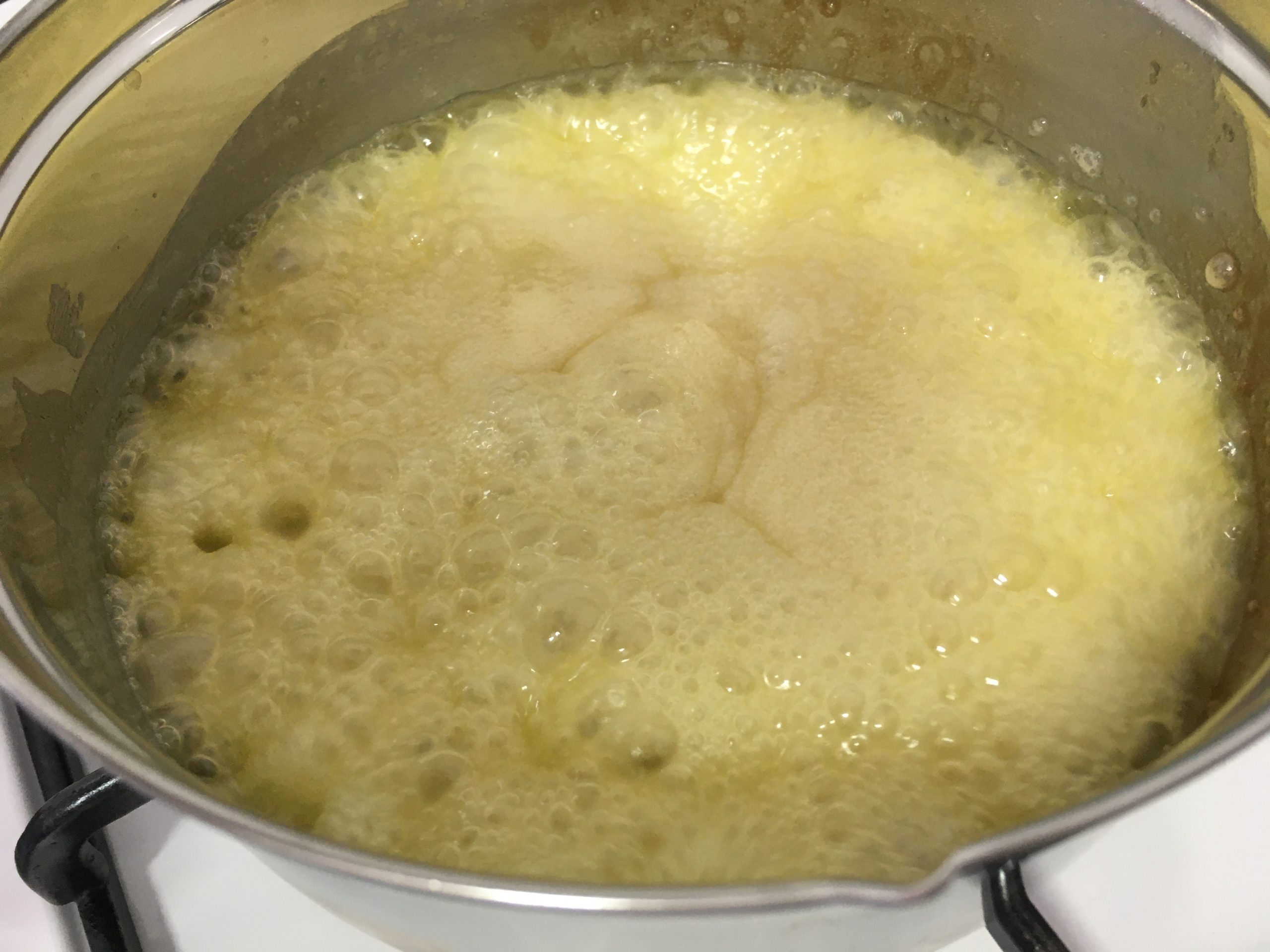 בקלחת שמים סוכר, חמאה, שמנת ודבש ומבשלים באש נמוכה עד לביעבוע.