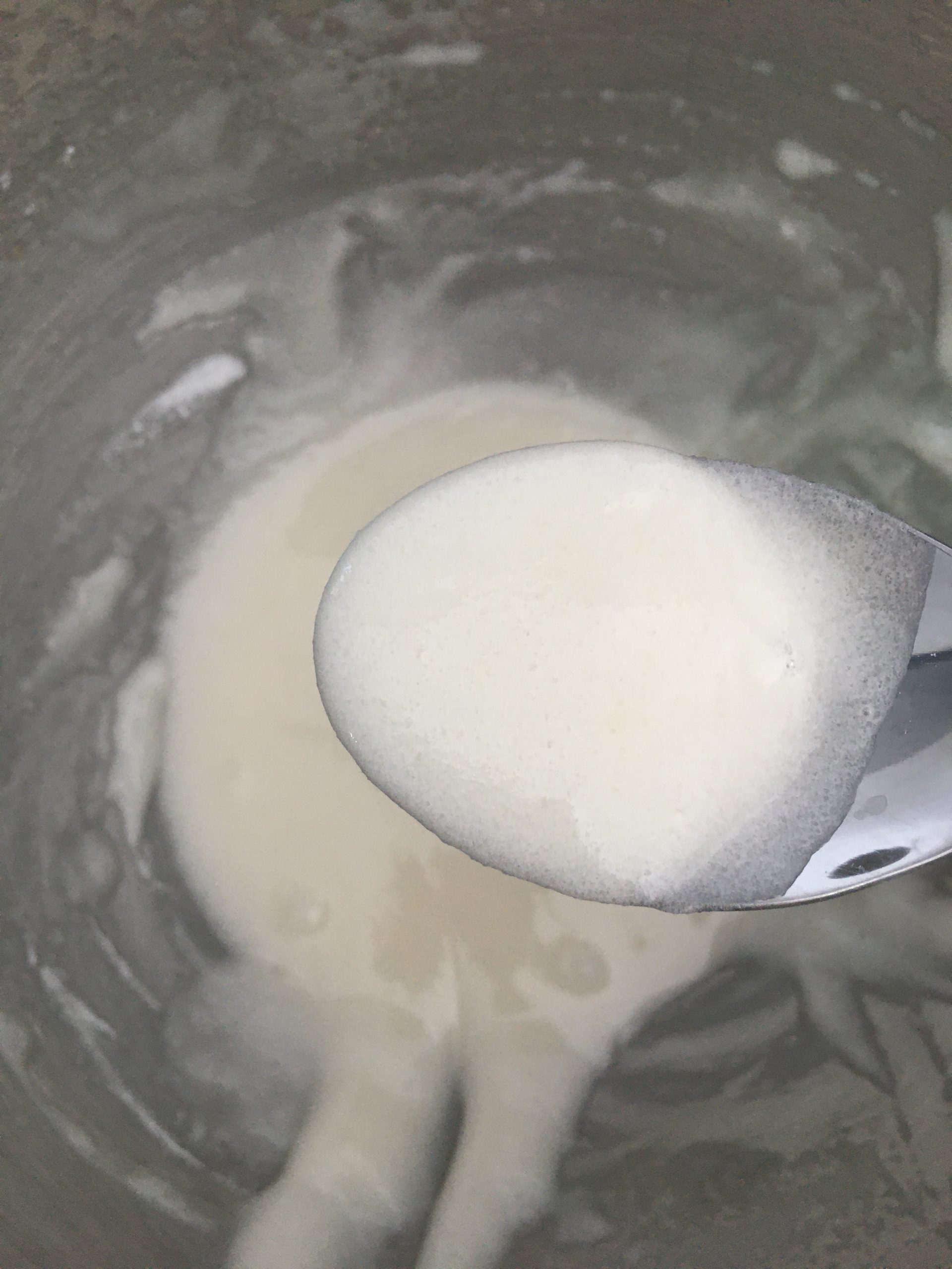 מילפיי אישי (קרם שניט) עם קרם דיפלומט - מוסיפים את אבקת הסוכר וממשיכים להקציף עד לקבלת תערובת סמיכה מעט ולבנה.