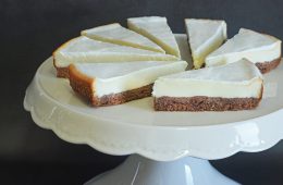 עוגת גבינה אפויה עם תחתית קוקוס ושוקולד | צילום: ספיר דהן