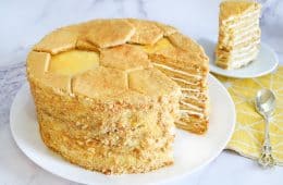 עוגת מדוביק - עוגת שכבות רוסית עם דבש ושמנת חמוצה | צילום: ספיר דהן