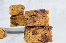 ריבועי עוגת שוקולד צ'יפס | צילום: ספיר דהן