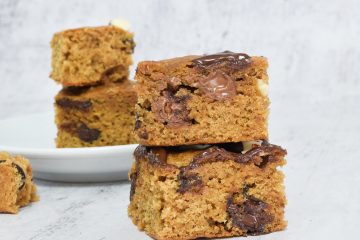 ריבועי עוגת שוקולד צ'יפס | צילום: ספיר דהן