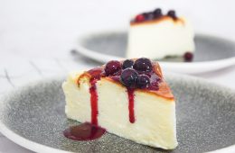 עוגת גבינה אפויה עם רוטב פירות יער | צילום: ספיר דהן