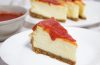 עוגת גבינה אפויה עם רוטב תותים | צילום: ספיר דהן
