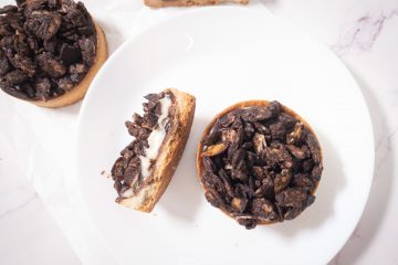 טארטלט קרם וניל, שוקולד ושקדים מקורמלים | צילום: ספיר דהן